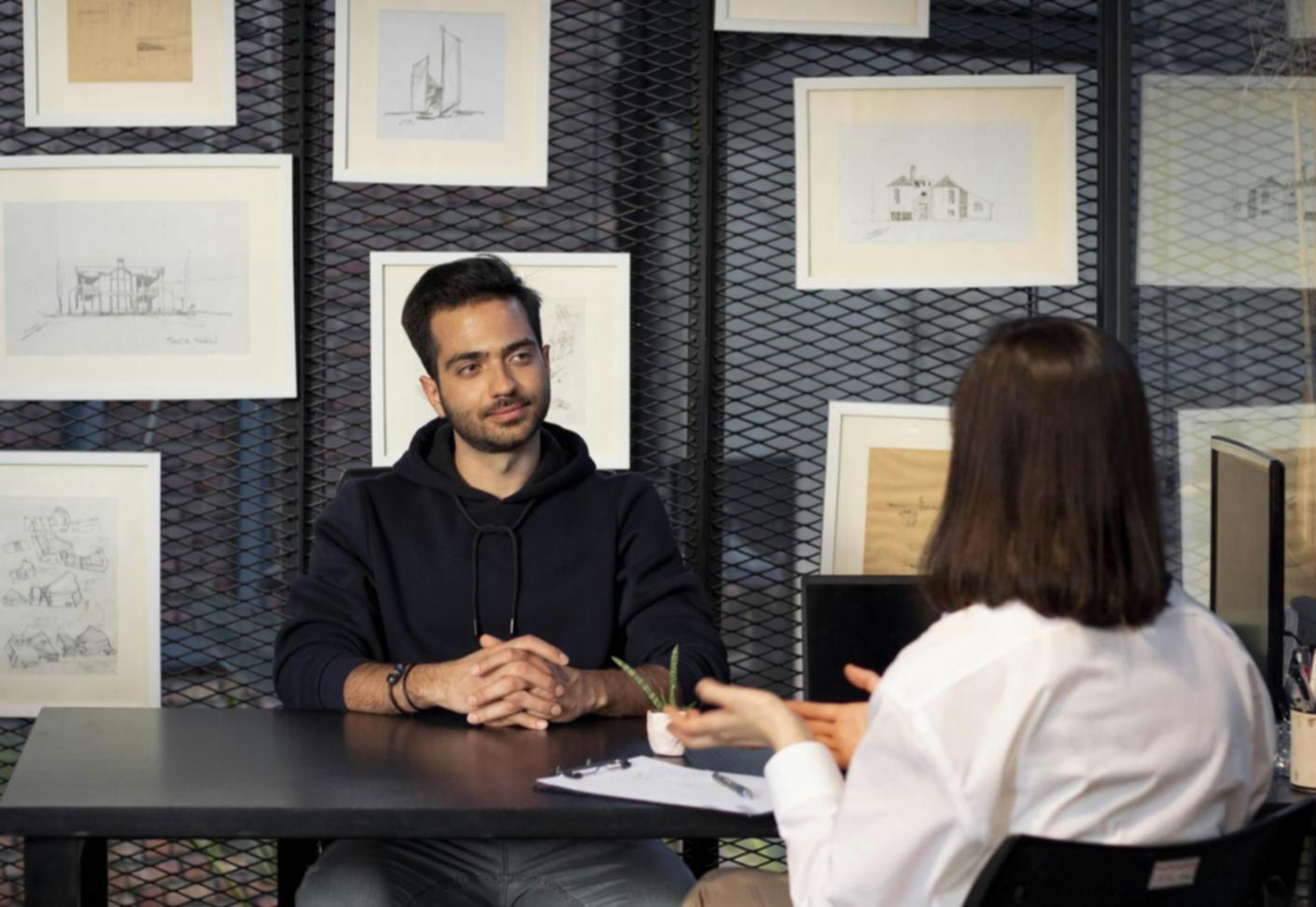 Estudiante trabajando en finanzas empresariales