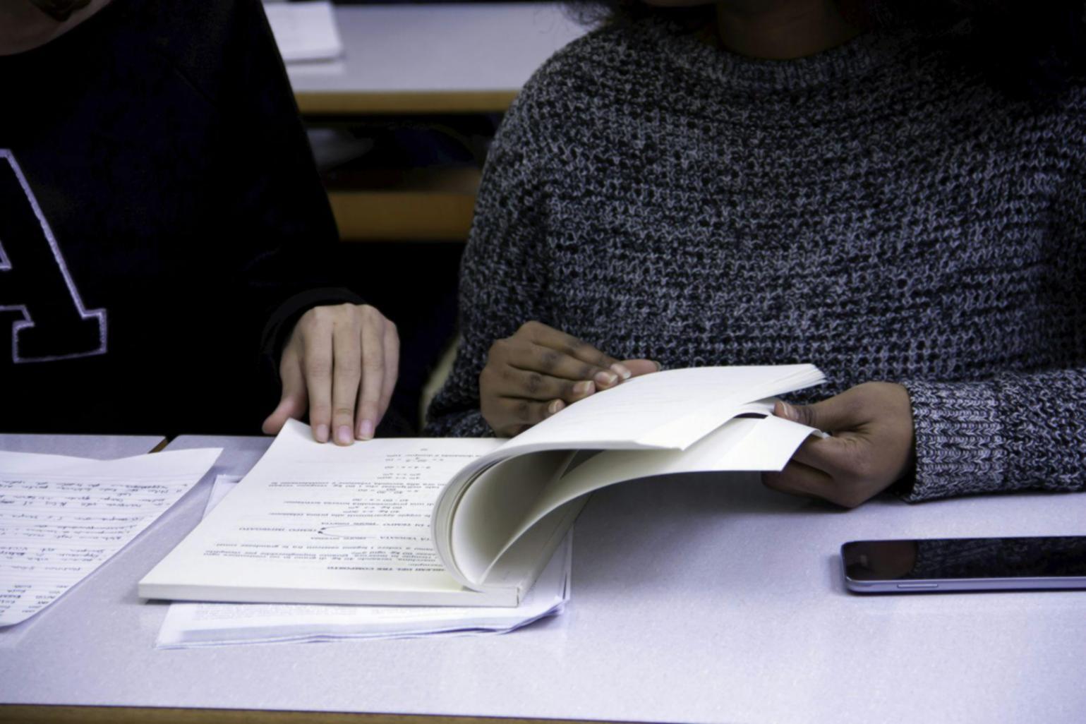 Espacio de trabajo con herramientas de planificación financiera y recursos educativos